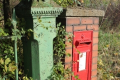 The-old-post-box-at-the-entrance-to-Pex-Hill